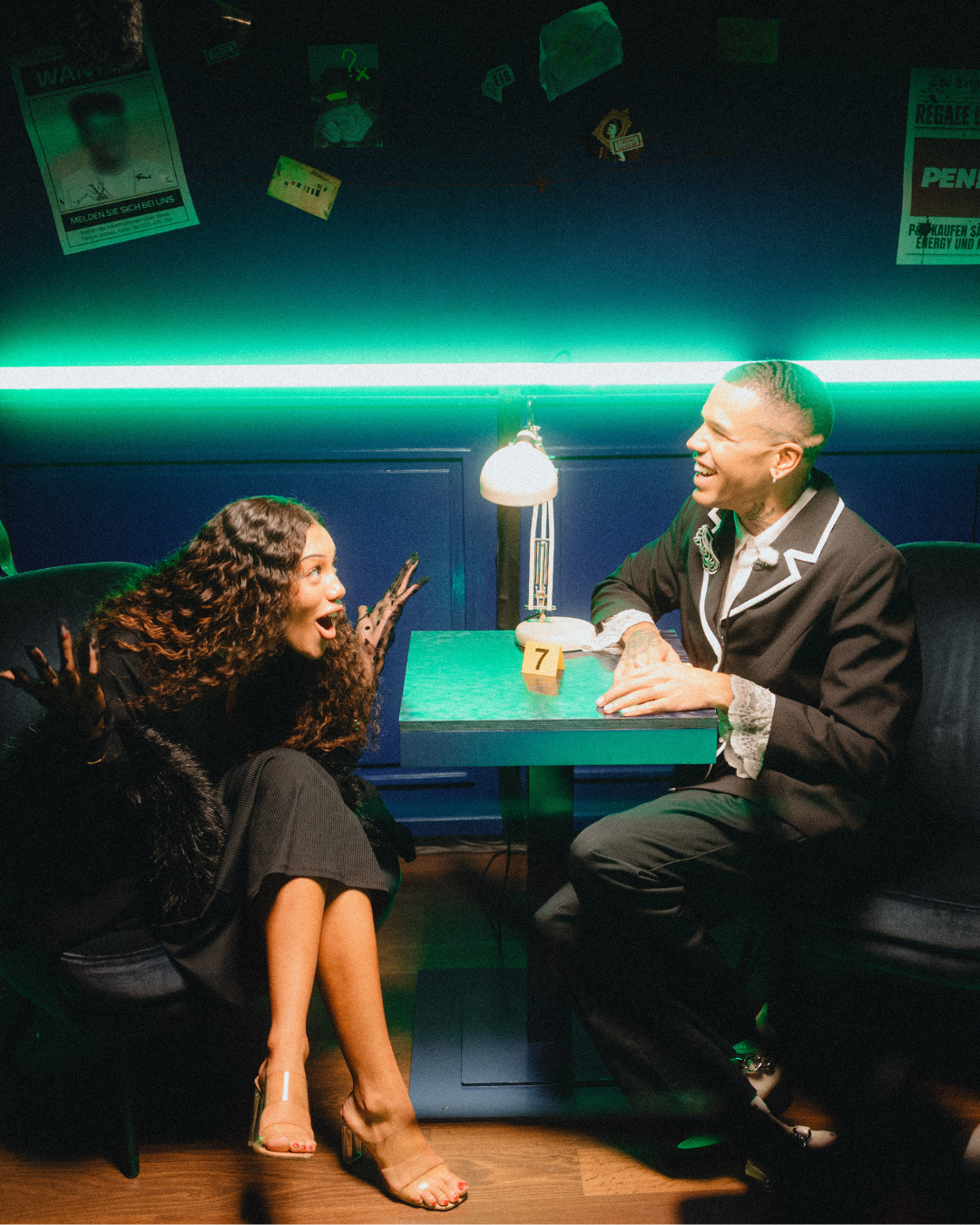 Partner in Crime Szene aus der Reality-Game-Show mit zwei Teilnehmenden am Tisch im Studio